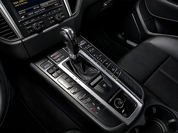 Porsche Macan Turbo 19 of 24