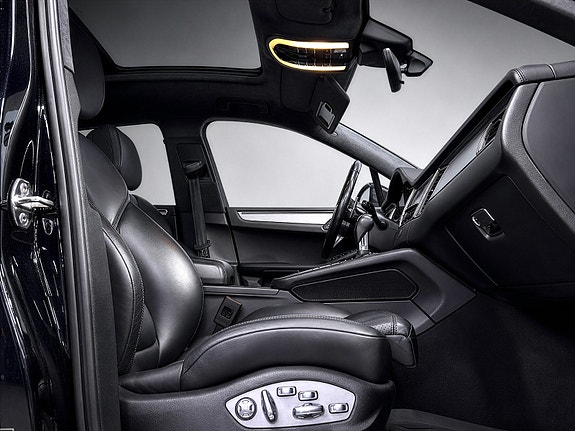 Porsche Macan Turbo 21 of 24