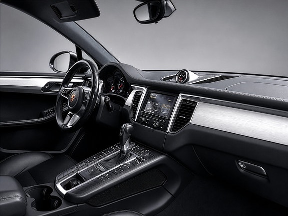 Porsche Macan Turbo 22 of 24