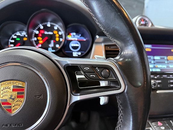 Porsche Macan Turbo 17 of 24