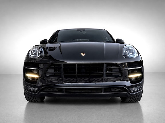 Porsche Macan Turbo 10 of 24