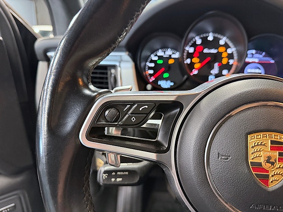 Porsche Macan Turbo 16 of 24