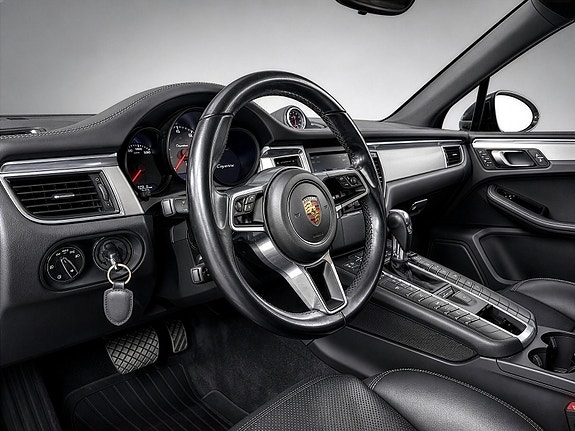 Porsche Macan Turbo 13 of 24