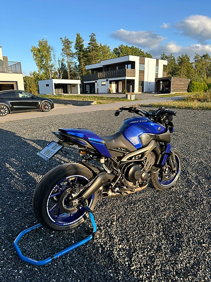 Yamaha MT-09 3 of 15