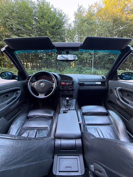 BMW 320i 11 of 30