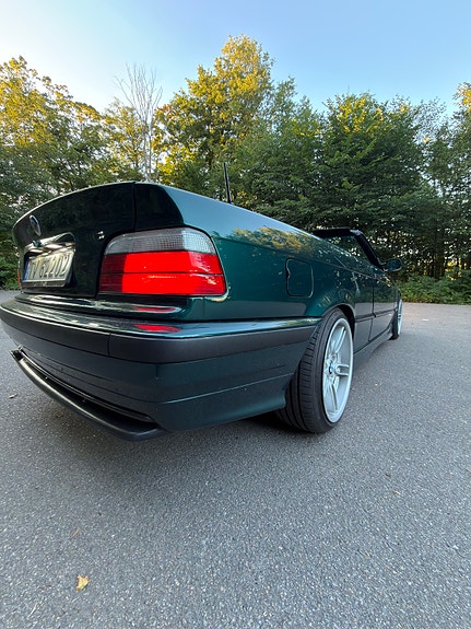 BMW 320i 8 of 30