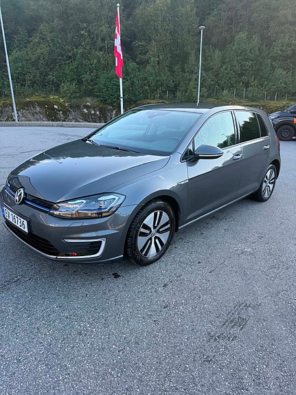 Volkswagen e-Golf VII 2 of 14