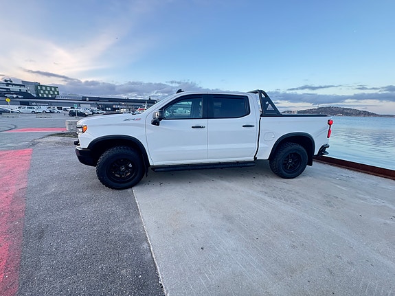 Chevrolet Silverado 1500 2 of 30