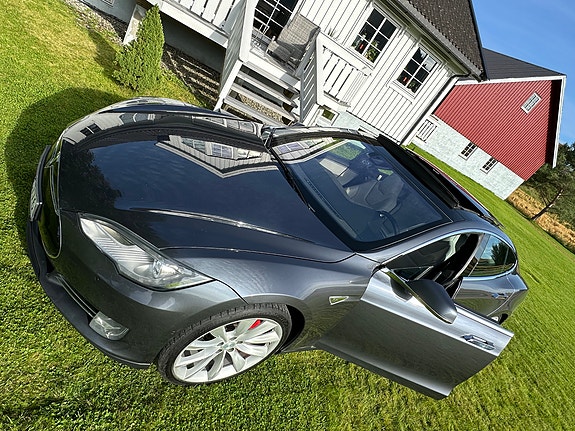 Tesla Model S 16 of 28