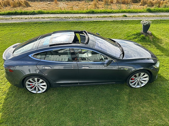 Tesla Model S 24 of 28