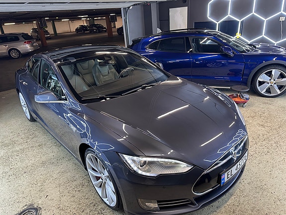 Tesla Model S 4 of 28