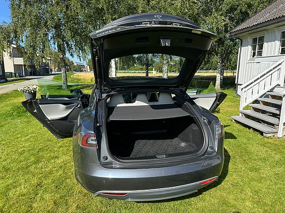 Tesla Model S 19 of 28