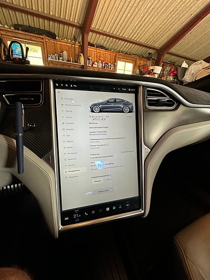 Tesla Model S 22 of 28