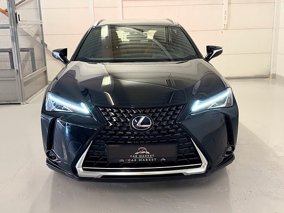 Lexus UX300e 2 of 30
