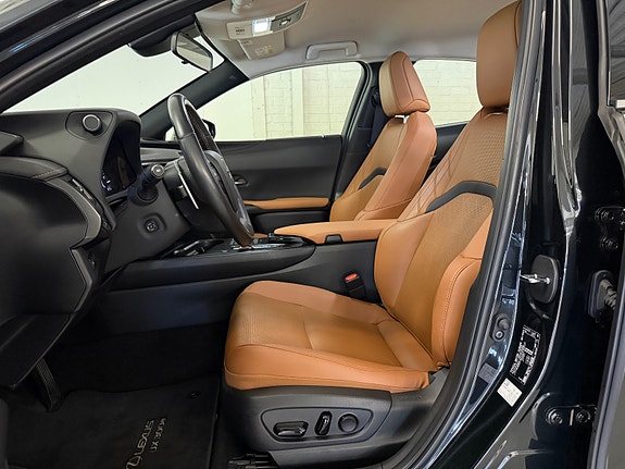 Lexus UX300e 25 of 30