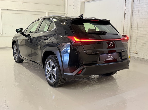 Lexus UX300e 7 of 30