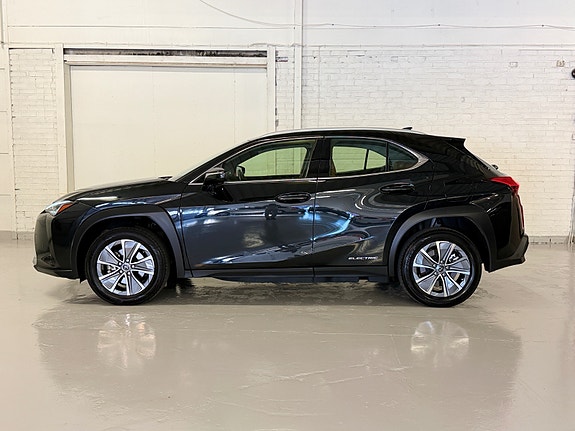 Lexus UX300e 8 of 30