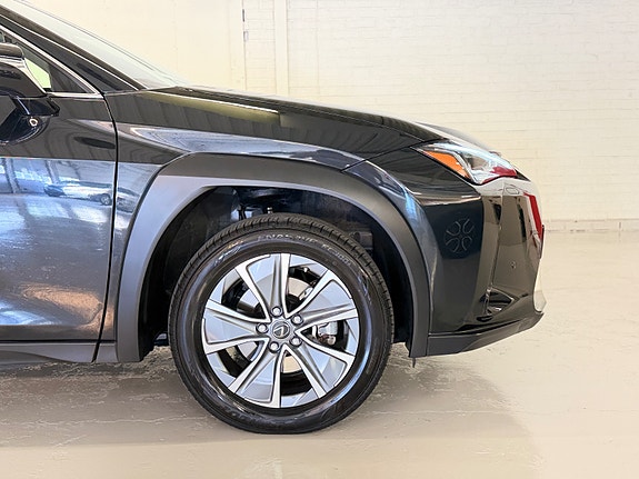 Lexus UX300e 3 of 30