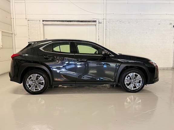 Lexus UX300e 4 of 30