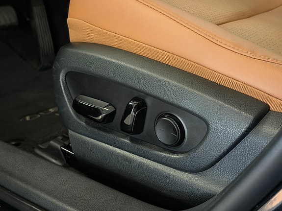 Lexus UX300e 24 of 30