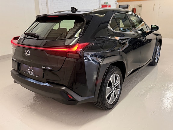 Lexus UX300e 5 of 30