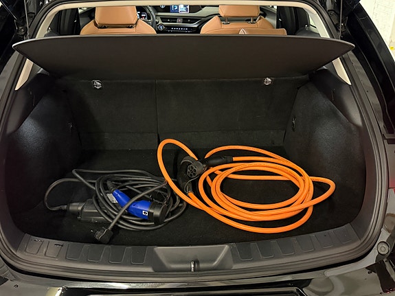 Lexus UX300e 29 of 30