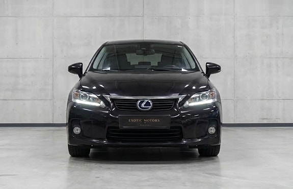 Lexus CT200h 2 of 18