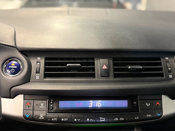 Lexus CT200h 16 of 18
