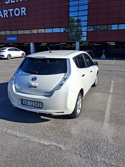 Nissan Leaf 3 of 9