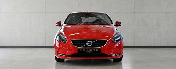 Volvo V40 2 of 11