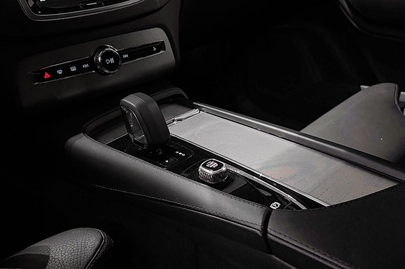Volvo XC90 16 of 28