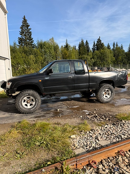 Toyota HiLux 3 of 14