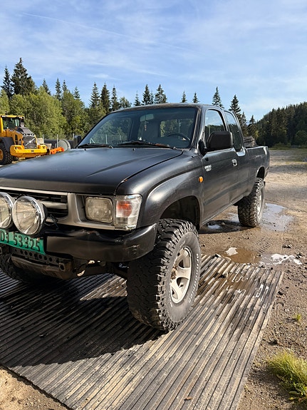 Toyota HiLux 2 of 14