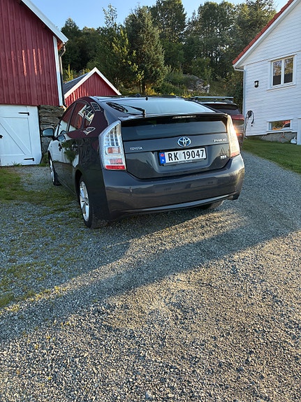 Toyota Prius 3 of 10
