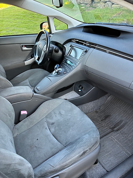 Toyota Prius 2 of 10
