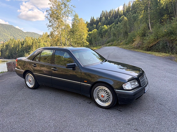 Mercedes-Benz C180 2 of 30
