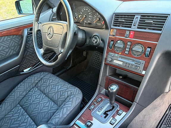 Mercedes-Benz C180 20 of 30