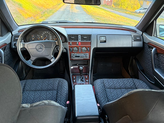 Mercedes-Benz C180 18 of 30