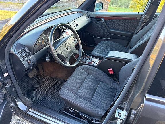 Mercedes-Benz C180 13 of 30