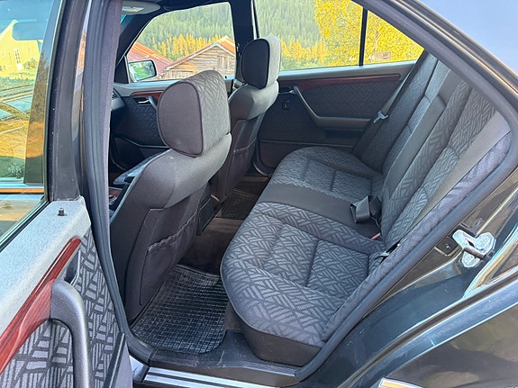 Mercedes-Benz C180 17 of 30