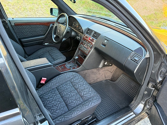 Mercedes-Benz C180 19 of 30