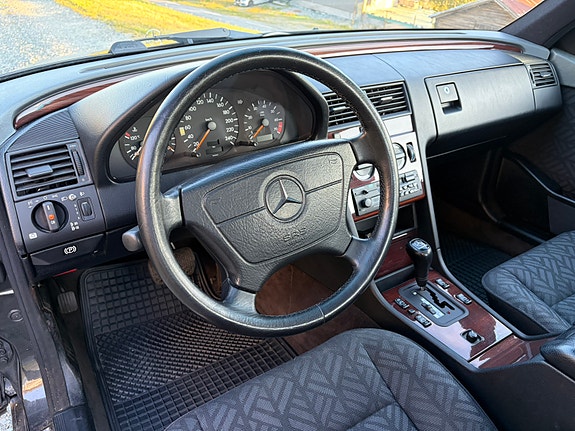 Mercedes-Benz C180 15 of 30