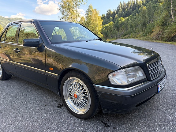 Mercedes-Benz C180 8 of 30