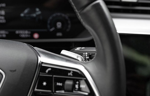 Audi e-tron 13 of 30