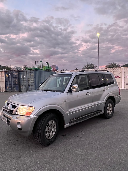 Mitsubishi Pajero 4 of 22