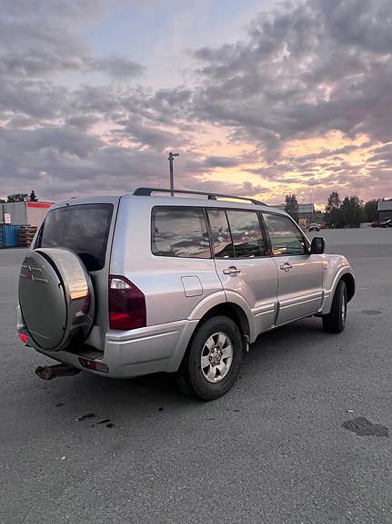 Mitsubishi Pajero 2 of 22