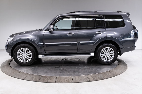 Mitsubishi Pajero 2 of 30