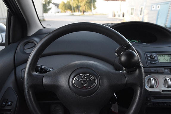 Toyota Yaris 11 of 17