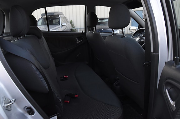 Toyota Yaris 7 of 17