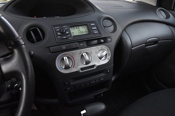Toyota Yaris 13 of 17